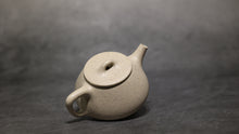 Load image into Gallery viewer, Baiyuduan Little Shipiao Yixing Teapot 白玉段小石瓢 110ml