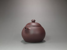 Load image into Gallery viewer, Lao Zini HuangYingchun Xishi Yixing Teapot 老紫泥黄寅春款西施 125ml