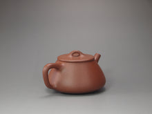 Load image into Gallery viewer, Jiangponi Shipiao Yixing Teapot 降坡泥石瓢壶 110ml