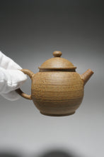 Load image into Gallery viewer, Fully Handmade duanni Julunzhu Teapot with carving by Dasheng 全手工大生段泥刻绘巨轮珠 100ml