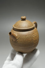 Load image into Gallery viewer, Fully Handmade duanni Julunzhu Teapot with carving by Dasheng 全手工大生段泥刻绘巨轮珠 100ml