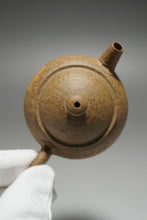 Load image into Gallery viewer, Fully Handmade duanni Julunzhu Teapot with carving by Dasheng 全手工大生段泥刻绘巨轮珠 100ml