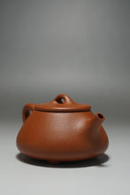 Load image into Gallery viewer, Zhuni Little Shipiao Yixing Teapot 朱泥平盖石瓢 100ml
