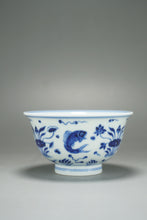 Load image into Gallery viewer, 100ml Fish and the Sea Qinghua Fanggu Jingdezhen Porcelain Teacup 耕隐鱼藻纹压手杯