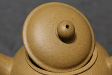 Load image into Gallery viewer, Huangjin Duan Little Shuiping Yixing Teapot 黄金段小水平 100ml