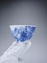 Load image into Gallery viewer, 110ml Qinghua Daffodils and Bird Jingdezhen Porcelain Teacup by KuangShi 耕隐青花手绘品茗杯-水仙