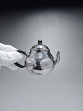 Load image into Gallery viewer, PRE-ORDER: 999 Pure Silver Handmade Pear Teapot 全手工纯银999梨形壶 110ml