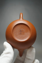 Load image into Gallery viewer, Zhuni Pear Yixing Teapot 朱泥梨形壶 115ml