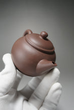 Load image into Gallery viewer, Lao Zini Shuiping Yixing Teapot 老紫泥水平 115ml