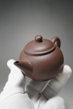 Load image into Gallery viewer, Lao Zini Shuiping Yixing Teapot 老紫泥水平 115ml