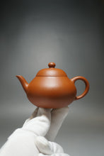 Load image into Gallery viewer, Zhuni Pear Yixing Teapot 朱泥梨形壶 115ml
