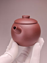 Load image into Gallery viewer, Lao Zini Julunzhu Yixing Teapot 老紫泥巨轮珠 120ml