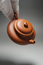 Load image into Gallery viewer, Zhuni Xubian Shuiping Yixing Teapot with Inscription 朱泥虚扁水平带刻底 120ml