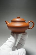 Load image into Gallery viewer, Zhuni Xubian Shuiping Yixing Teapot with Inscription 朱泥虚扁水平带刻底 120ml