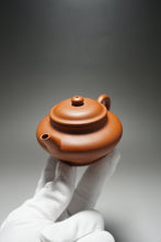 Load image into Gallery viewer, Zhuni Xubian Shuiping Yixing Teapot with Inscription 朱泥虚扁水平带刻底 120ml