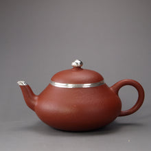 Load image into Gallery viewer, Zhuni Dahongpao Pear Yixing Teapot with Pure Silver and Bottom Carving 朱泥大红袍包银梨形壶 125ml