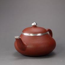 Load image into Gallery viewer, Zhuni Dahongpao Pear Yixing Teapot with Pure Silver and Bottom Carving 朱泥大红袍包银梨形壶 125ml