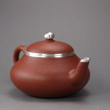 Load image into Gallery viewer, Zhuni Dahongpao Pear Yixing Teapot with Pure Silver and Bottom Carving 朱泥大红袍包银梨形壶 125ml