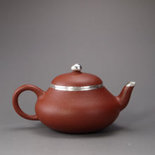 Load image into Gallery viewer, Zhuni Dahongpao Pear Yixing Teapot with Pure Silver and Bottom Carving 朱泥大红袍包银梨形壶 125ml