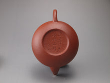 Load image into Gallery viewer, Zhuni Dahongpao Pear Yixing Teapot with Pure Silver and Bottom Carving 朱泥大红袍包银梨形壶 125ml