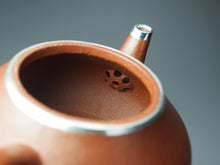 Load image into Gallery viewer, Zhuni Dahongpao Pear Yixing Teapot with Pure Silver and Bottom Carving 朱泥大红袍包银梨形壶 125ml