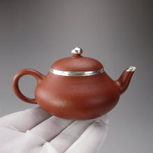 Load image into Gallery viewer, Zhuni Dahongpao Pear Yixing Teapot with Pure Silver and Bottom Carving 朱泥大红袍包银梨形壶 125ml