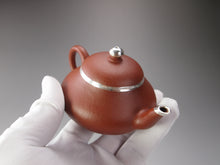 Load image into Gallery viewer, Zhuni Dahongpao Pear Yixing Teapot with Pure Silver and Bottom Carving 朱泥大红袍包银梨形壶 125ml