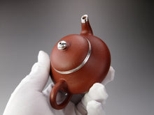 Load image into Gallery viewer, Zhuni Dahongpao Pear Yixing Teapot with Pure Silver and Bottom Carving 朱泥大红袍包银梨形壶 125ml