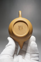 Load image into Gallery viewer, Huangjin Duan Shuiping Yixing Teapot 黄金段水平 125ml