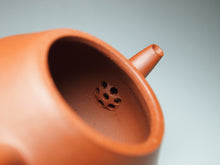 Load image into Gallery viewer, Zhuni Pear Yixing Teapot 朱泥梨形壶 125ml