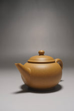 Load image into Gallery viewer, Huangjin Duan Shuiping Yixing Teapot 黄金段水平 125ml