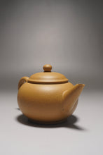 Load image into Gallery viewer, Huangjin Duan Shuiping Yixing Teapot 黄金段水平 125ml