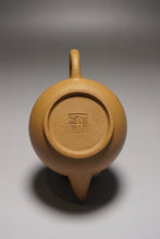 Load image into Gallery viewer, Huangjin Duan Shuiping Yixing Teapot 黄金段水平 125ml