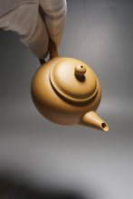 Load image into Gallery viewer, Huangjin Duan Shuiping Yixing Teapot 黄金段水平 125ml