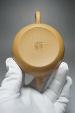 Load image into Gallery viewer, Huangjin Duan Xiangyu Yixing Teapot 黄金段香玉壶 125ml