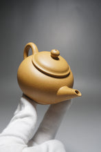 Load image into Gallery viewer, Huangjin Duan Shuiping Yixing Teapot 黄金段水平 125ml