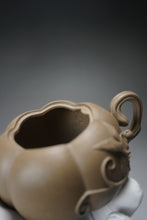 Load image into Gallery viewer, Fully Handmade Lao Duanni Pumpkin Yixing Teapot by Fan Aijuan 全手工老段泥南瓜壶 (范爱娟制) 210ml