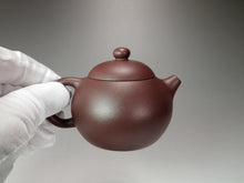 Load image into Gallery viewer, Lao Zini HuangYingchun Xishi Yixing Teapot 老紫泥黄寅春款西施 125ml