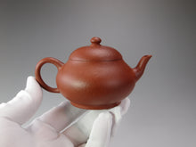Load image into Gallery viewer, Zhuni Dahongpao Old Pear Yixing Teapot 朱泥大红袍古梨形 120ml
