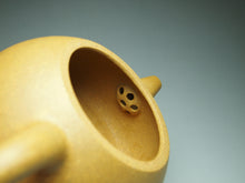 Load image into Gallery viewer, Huangjin Duan Limao Yixing Teapot 黄金段笠帽 130ml