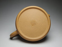 Load image into Gallery viewer, Huangjin Duan Limao Yixing Teapot 黄金段笠帽 130ml