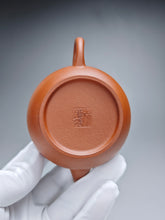Load image into Gallery viewer, Zhuni Bian Shuiping Yixing Teapot 朱泥扁水平 130ml