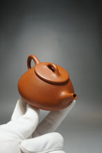 Load image into Gallery viewer, Zhuni Shipiao Yixing Teapot 朱泥平盖石瓢 135ml