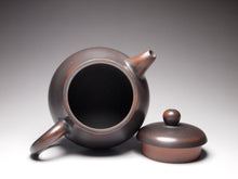 Load image into Gallery viewer, Junde Nixing Teapot by Wu Sheng Sheng 吴盛胜君德 135ml