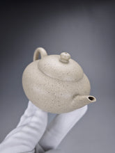 Load image into Gallery viewer, Baiyuduan Short Pear Yixing Teapot 白玉段梨形 135ml