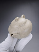 Load image into Gallery viewer, Baiyuduan Short Pear Yixing Teapot 白玉段梨形 135ml