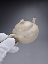 Load image into Gallery viewer, Baiyuduan Short Pear Yixing Teapot 白玉段梨形 135ml
