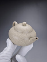 Load image into Gallery viewer, Baiyuduan Short Pear Yixing Teapot 白玉段梨形 135ml