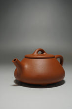 Load image into Gallery viewer, Zhuni Shipiao Yixing Teapot 朱泥平盖石瓢 135ml