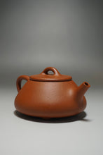 Load image into Gallery viewer, Zhuni Shipiao Yixing Teapot 朱泥平盖石瓢 135ml